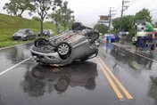 影/雨天路滑慘變「翻車現場」宜蘭男開車失控連撞2車