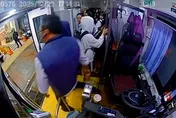 影/桃客司機失控痛毆學生　火爆衝突監視器視角全曝光