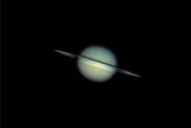 天文迷注意！15年一次珍稀天象　土星環消失、檸檬彗星共舞