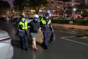 影/土城火警竟是閨密殺人！？警方移送女嫌畫面曝光