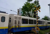影/阿里山林鐵恐怖視角曝光！婦騎車恍神撞斷平交道柵欄　驚險閃過小火車