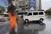 影/北市路口重大車禍　機車燒成火球、騎士腳著火急逃