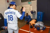 MLB/有神快拜！佐佐木朗希「土下座」致敬山本由伸　眾人驚呆