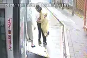 影/三重客運司機林榮新抱身障嬤上車　超暖畫面曝光