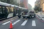 影/即刻救援！高雄駕駛轉彎撞斷輕軌號誌　暖警合力抬轎車
