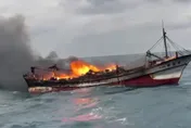 影/基隆海上大火竄黑煙！漁船狂燃8人跳海　船長兒緊急駕船救父