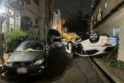 影/奇景！59歲男開車「飛牆卡屋」烏龜翻　酒測超標送辦