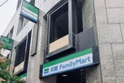 全家招牌變「犬家」！　網友笑問：會有狗狗店員嗎？