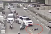 影/三重爆行車糾紛剪車躺路中　警開單最重罰3萬6