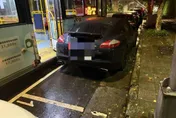 影/內湖公車爆胎「刮到」千萬保時捷　網：司機應該當場去世