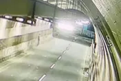 影/基隆中山隧道「黑衣鬼影」　監視器揭3屁孩裝神弄鬼