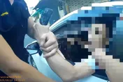 影/嬤報警孫女婿上門堵人　員警拔槍驅趕遭嗆：有牌流氓