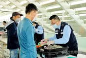 加強檢疫非洲豬瘟！入境旅客手提行李一律X光檢查