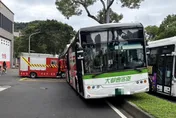 北市士林公車騎上分隔島　乘客嚇壞幸無人傷