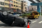 影/高雄大翻車！嫩妹「自撞分隔島」4輪慘朝天