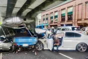 影/新北大道3車連環撞疑毒駕釀禍　2駕駛受困3人送醫
