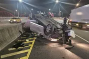 新北三鶯大橋轎車自撞翻車　2人受傷送醫