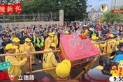 影/「粉紅超跑」驚喜抵台北看守所　工作人員嗨翻參拜