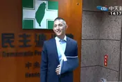 影/吳怡農才喊參選就出事　「掛吊帶」遞交台北市長參選意願書