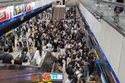 北捷板南線列車異常！往南港展覽館通勤時間增加下班人潮擠爆