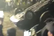 影/不爽檳榔樹被砍！海南農民暴動掀翻車輛　傳警「鳴槍示警」