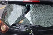 影/玻璃碎成蜘蛛網！台中男持鋼筋亂砸車　警方壓制逮捕