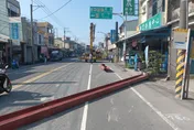 影/5公尺長鋼筋從車上掉下來！　砸中屏東民宅幸無傷亡