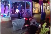 美法官酒後脫序當街脫褲小便　輿論炸鍋慘丟工作