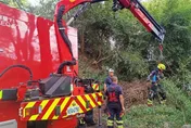 影/男開吉普車翻落鯉魚潭水庫邊坡50米　消防架繩索救援