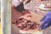 影/噁！台南「老泰羊肉」員工地上剁肉　業者：他手受傷