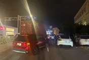 影/楊梅59歲貨櫃車駕駛突發不適　連撞6車、變電箱才停