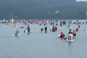 影/勇母帶1歲童日月潭SUP橫渡　毛孩驚慌失措陪飼主熱血