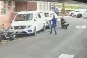 影/嘉義男酒醉失控！持拔釘器猛砸4車　當街脫光尿尿全被拍