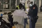 影/新北女騎Ubike沿路搖晃　警攔查搜出喪屍菸彈