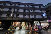 新北男要錢遭拒4樓墜落　撞擊雨遮落地緊急送醫