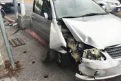 影/危險高齡駕駛！屏東翁倒車撞4機車又踩油門撞燈桿　幸無傷亡