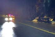 影/瑞芳連日豪雨！台2線落石佔外車道　40分鐘搶通
