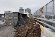 桃園國道出事！「滿載土方砂石車」翻覆現場塞爆