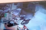 影/疑酒駕釀禍！印度卡車失控連撞17車　釀14死10重傷