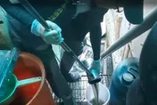 高雄電鍍廠排廢水！鳳山溪慘變「墨綠毒流」 環保局重罰