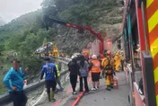 中橫天祥段噩耗！裝載機翻落百米深谷起火　21歲駕駛身亡