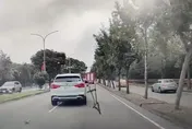 影/上班驚魂！砂石車防捲桿突掉落　前車閃過、後車被砸中