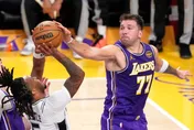 NBA/東契奇轟35分「準大三元」！湖人2分險勝馬刺奪5連勝