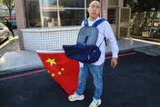 金門出事了！縣府前持五星旗「宣揚統一」陸籍男子被捕