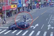 影/三重轎車違規迴轉　機車攔腰撞乘客空中翻騰重摔釀2傷