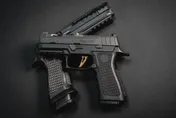 美6歲男童開槍射穿女教師胸口！校方被控疏忽判賠3億