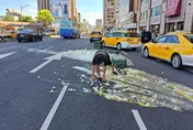 小貨車轉彎1個move雞蛋掉出來！蛋液狂噴忠孝西路