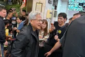 黃仁勳快閃台南！驚喜現身「劉家莊牛肉爐」
