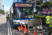北市中山區出事了！公車撞施工告示牌釀3傷