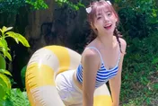 樂天女孩穎樂送「實戰球衣」寵粉！　河智媛穿大U領戲水照曝光